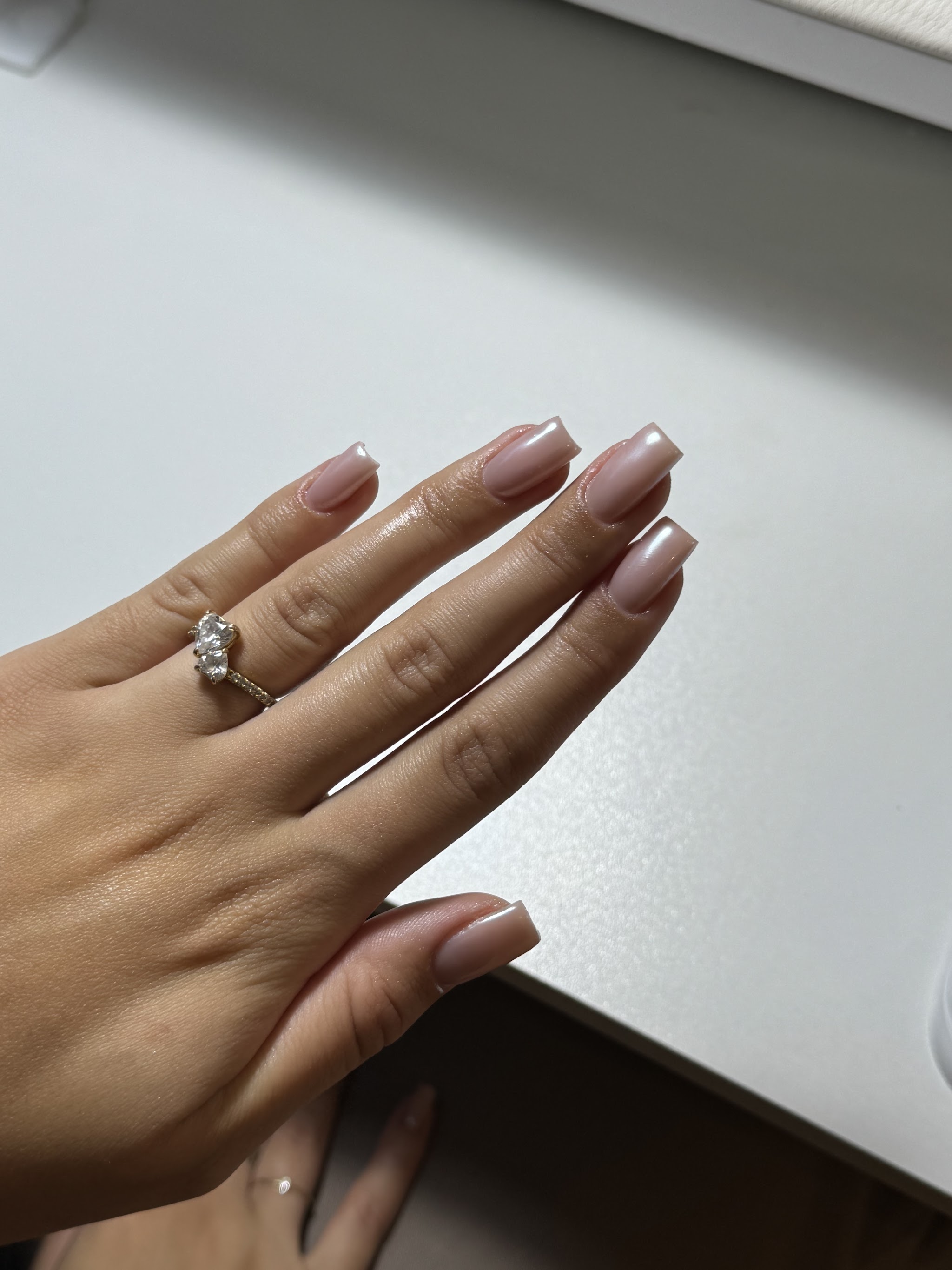 Nude french nagels op een bureau