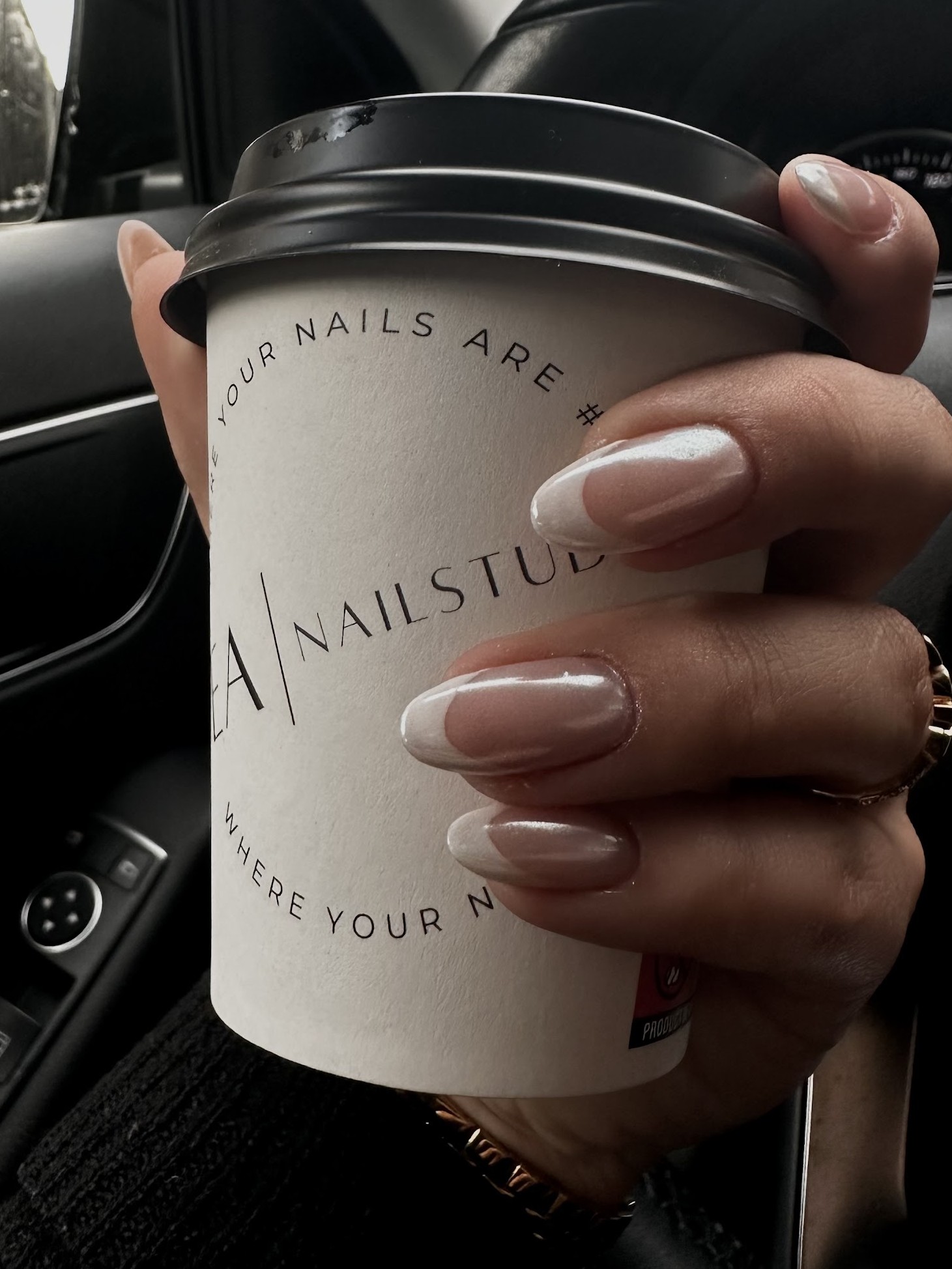 French nagels om een koffiebeker met de tekst EA Nailstudio, your nails are #1