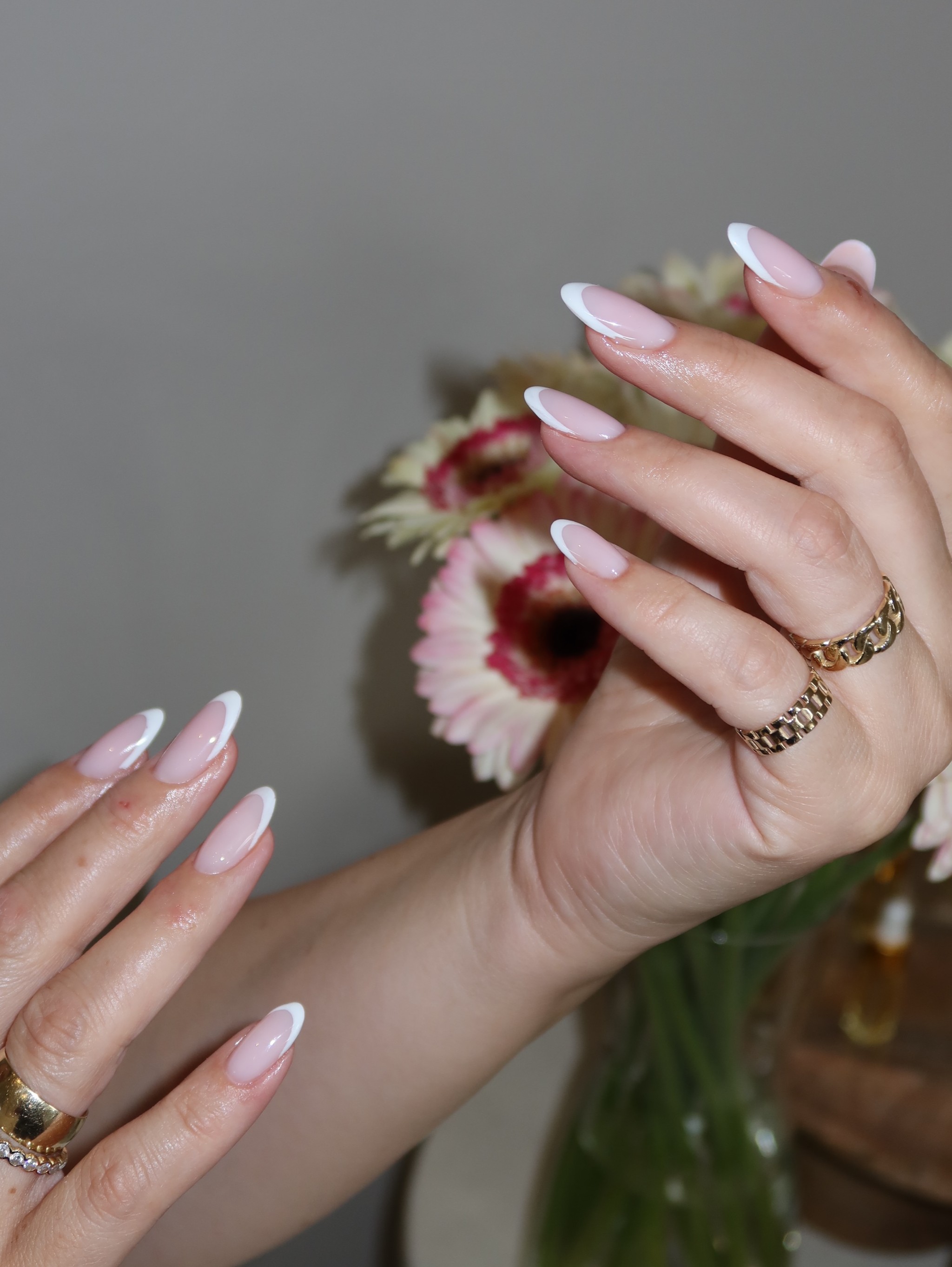 French nagels met chrome, gehouden bij een bos bloemen