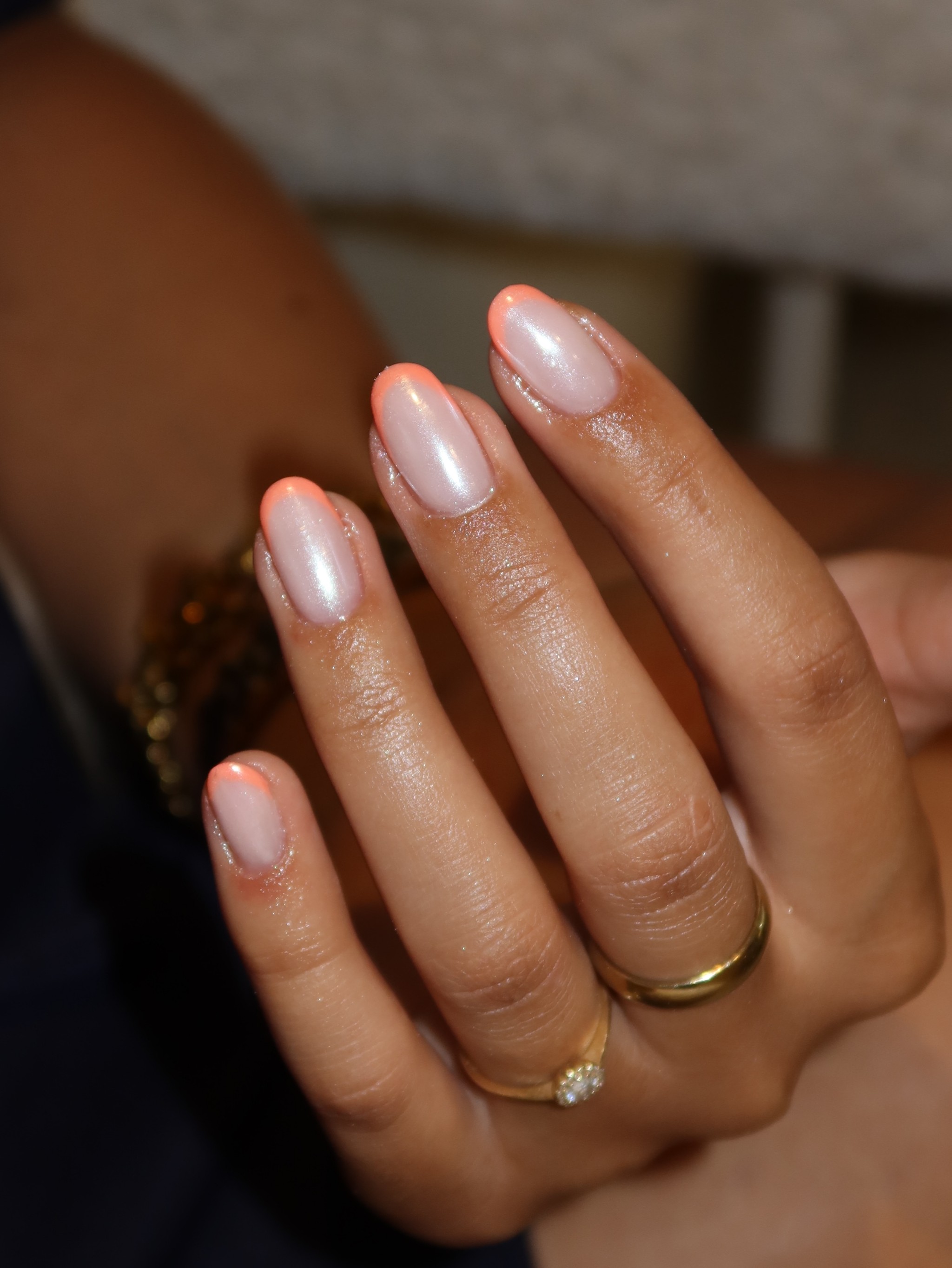 Nude nagels met chrome parelmoerglans en een gouden ring