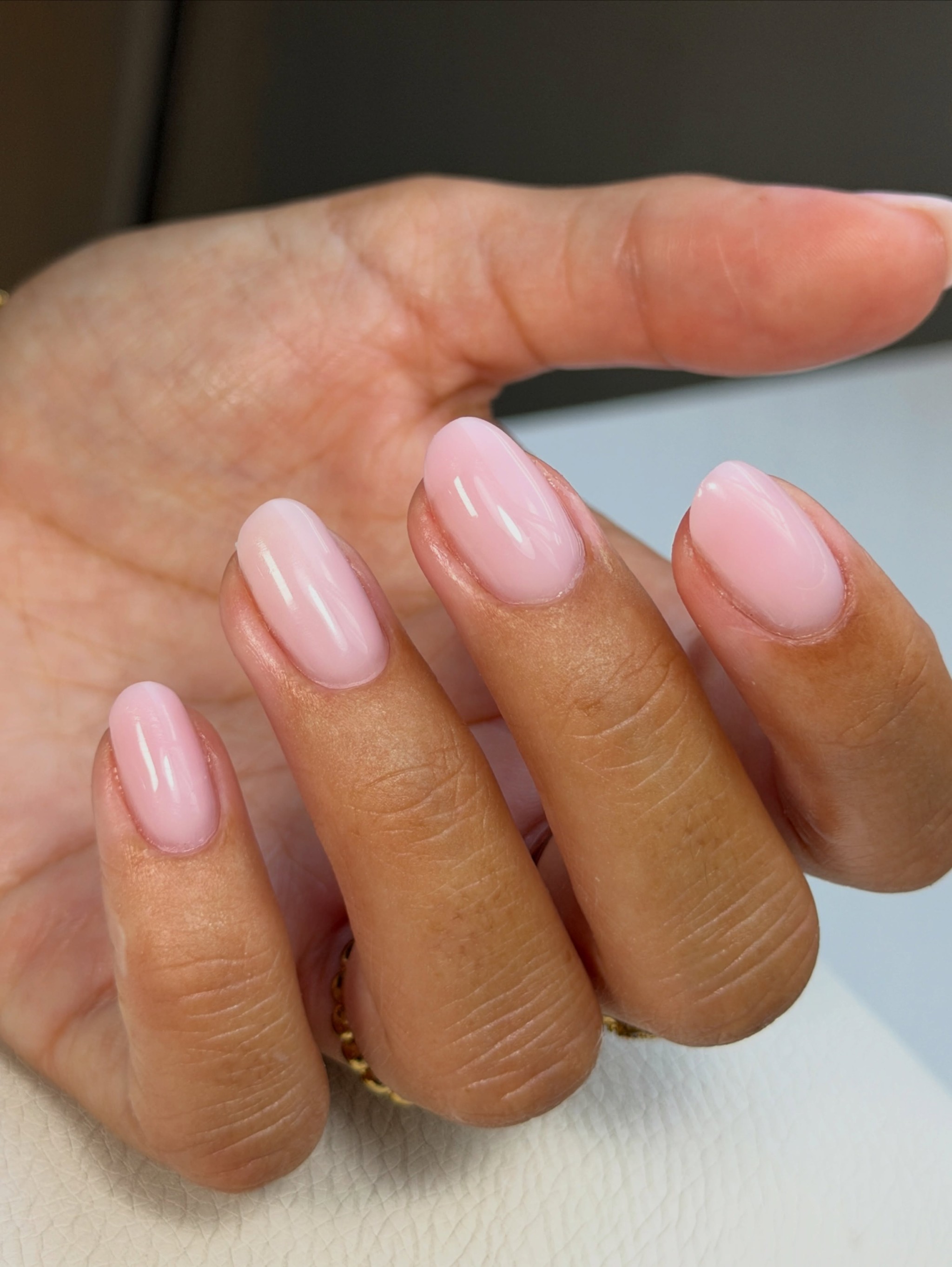 Ronde nagels in babyboom roze, close-up